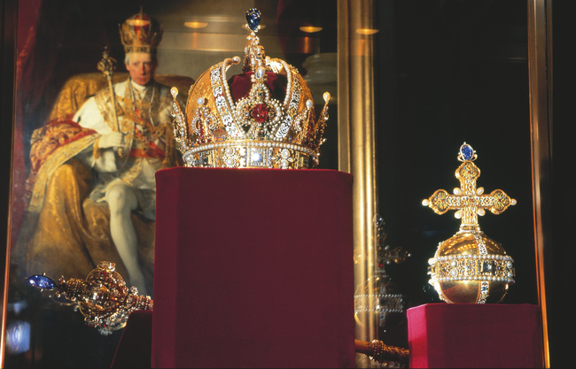 Krone Kaiser Rudolfs II. (Rudolfskrone), Schatzkammer
© WienTourismus/Lois Lammerhuber Krone Kaiser Rudolfs II. (Rudolfskrone), Schatzkammer / Kaiserliche Kostbarkeiten